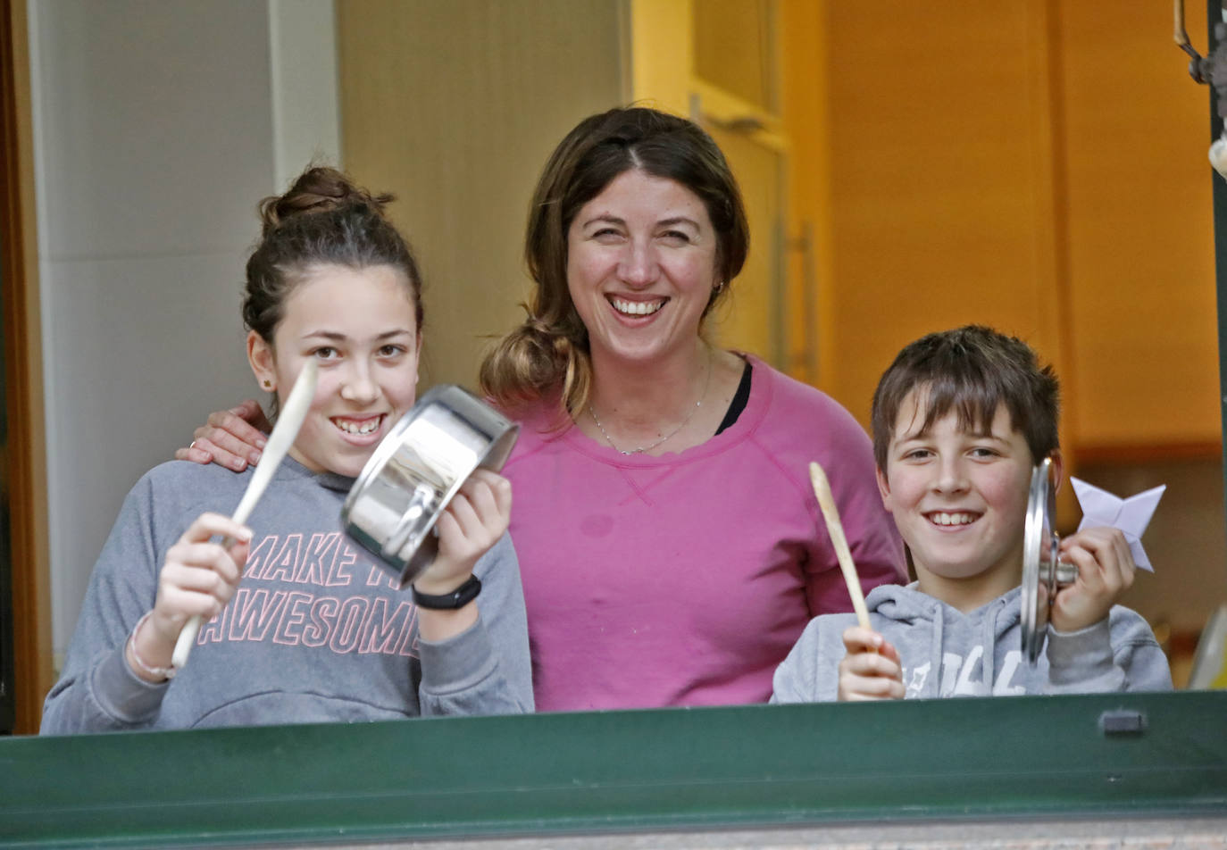 21 de abril. Gijón | El anuncio del Gobierno de permitir solo las salidas al supermercado y a las farmacias —que posteriormente se rectificaría— desencadenó una protesta en forma de cacerolada en la que participaron muchos asturianos a lo largo de la tarde. 