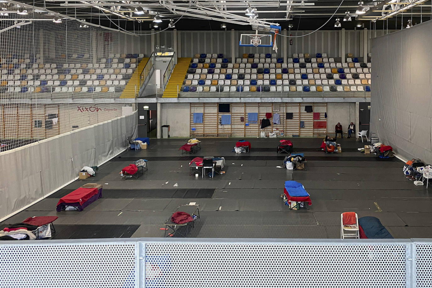 22 de abril. Gijón | El polideportivo de La Tejerona, habilitado por Cruz Roja para albergar a personas sin hogar. 