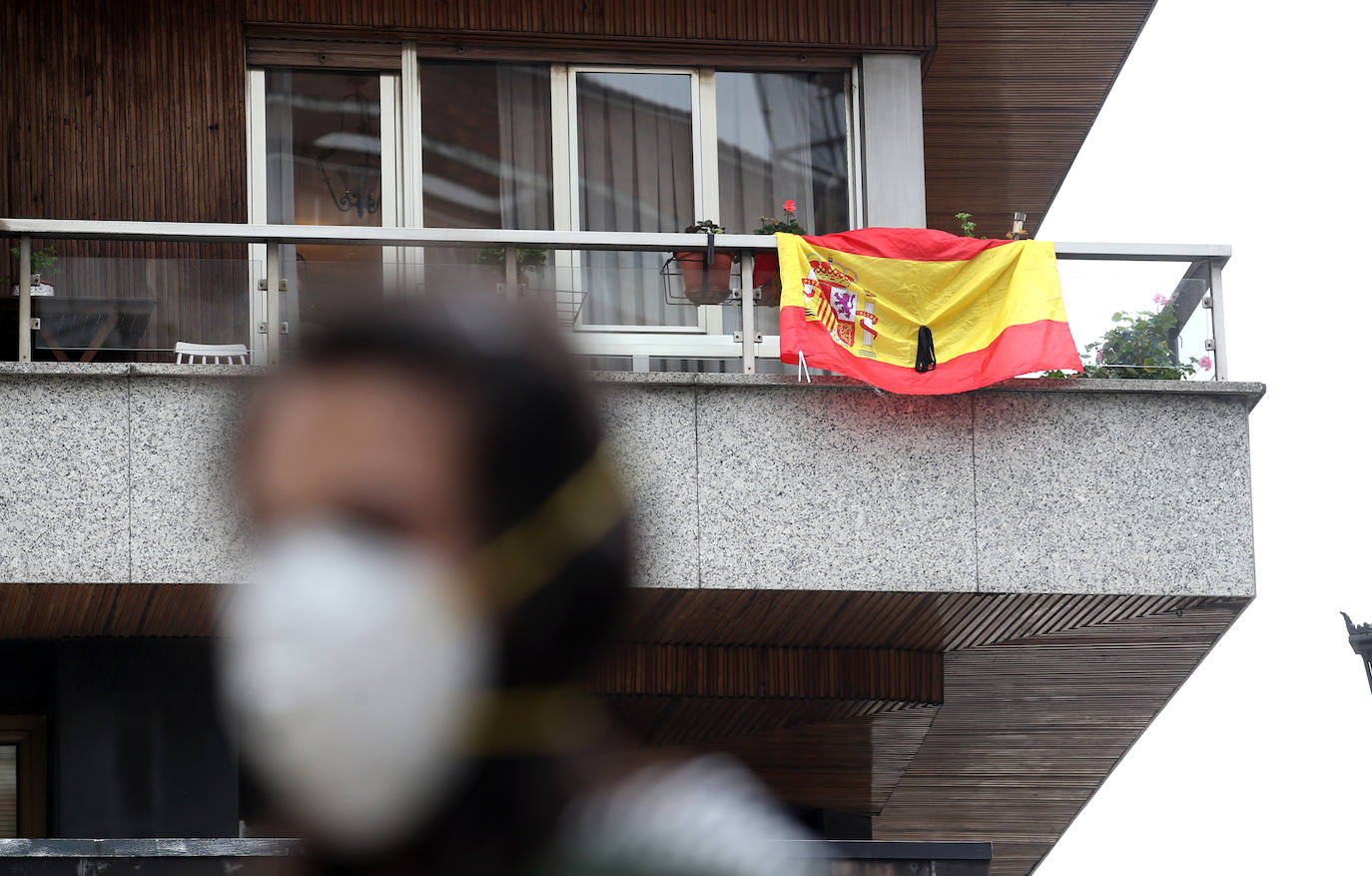 23 de abril. Oviedo | Banderas de España con crespones negros en memoria a las víctimas de la pandemia. 