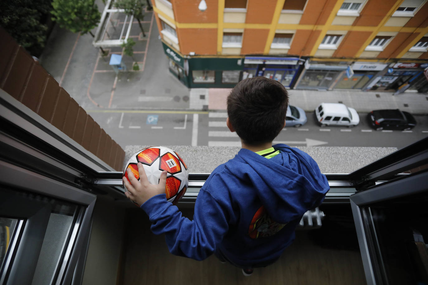 25 de abril. Mieres | Un niño ansioso por salir a la calle la víspera del levantamiento parcial del confinamiento para los menores. 