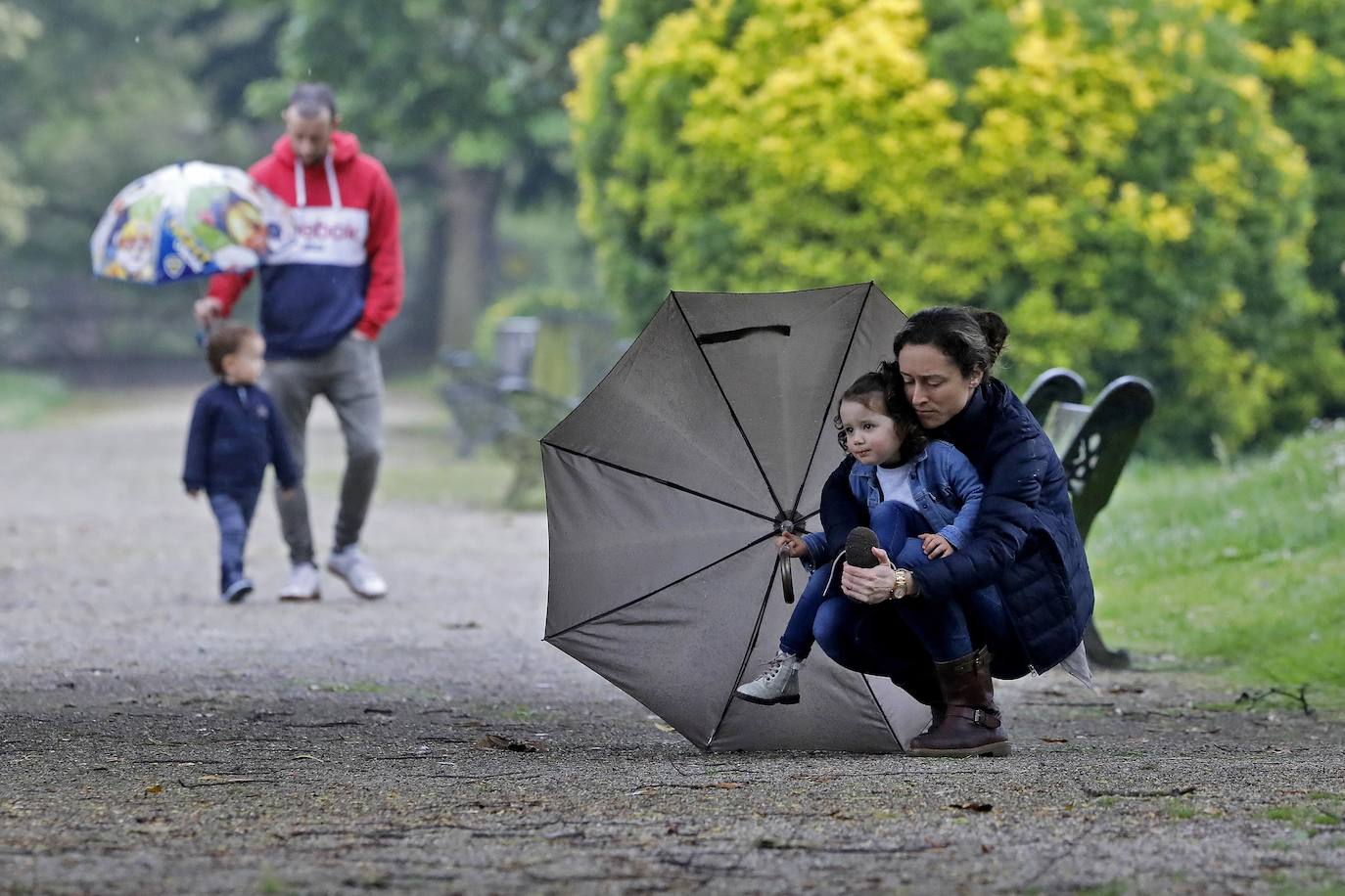 26 de abril. Gijón | Los niños disfrutan en la calle durante el primer día que pueden salir desde que comenzó el estado de alarma. 