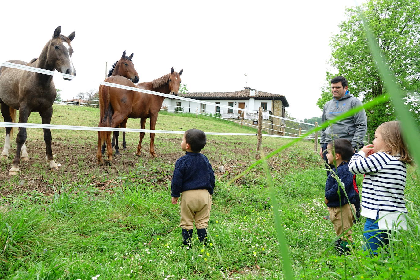 26 de abril. | Los niños disfrutan en la calle durante el primer día que pueden salir desde que comenzó el estado de alarma. 