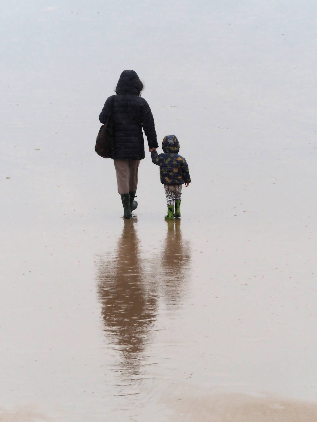 26 de abril. Gijón | Los niños disfrutan en la calle durante el primer día que pueden salir desde que comenzó el estado de alarma. 