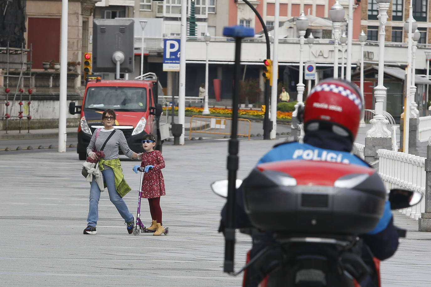 27 de abril. Gijón | Niños en las calles, tras la modificación del estado de alarma que permite aliviar el confinaminto a los menores de 14 años, con una hora diaria al aire libre acompañados por un adulto. 