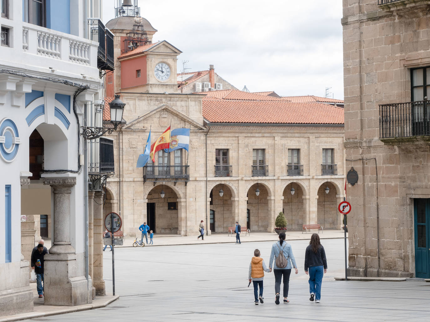 30 de abril. Avilés | Los niños pasean por las calles de Avilés. 
