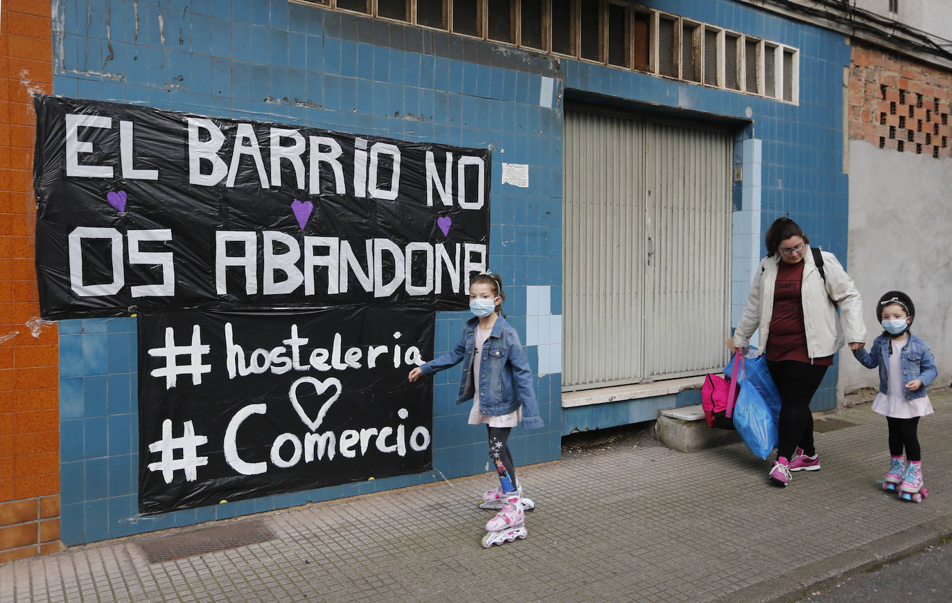 01 de mayo. Gijón | Vecinos de El Natahoyo colocan pancartas en las ventanas y balcones para apadrinar y dar apoyo a los comercios del barrio. 