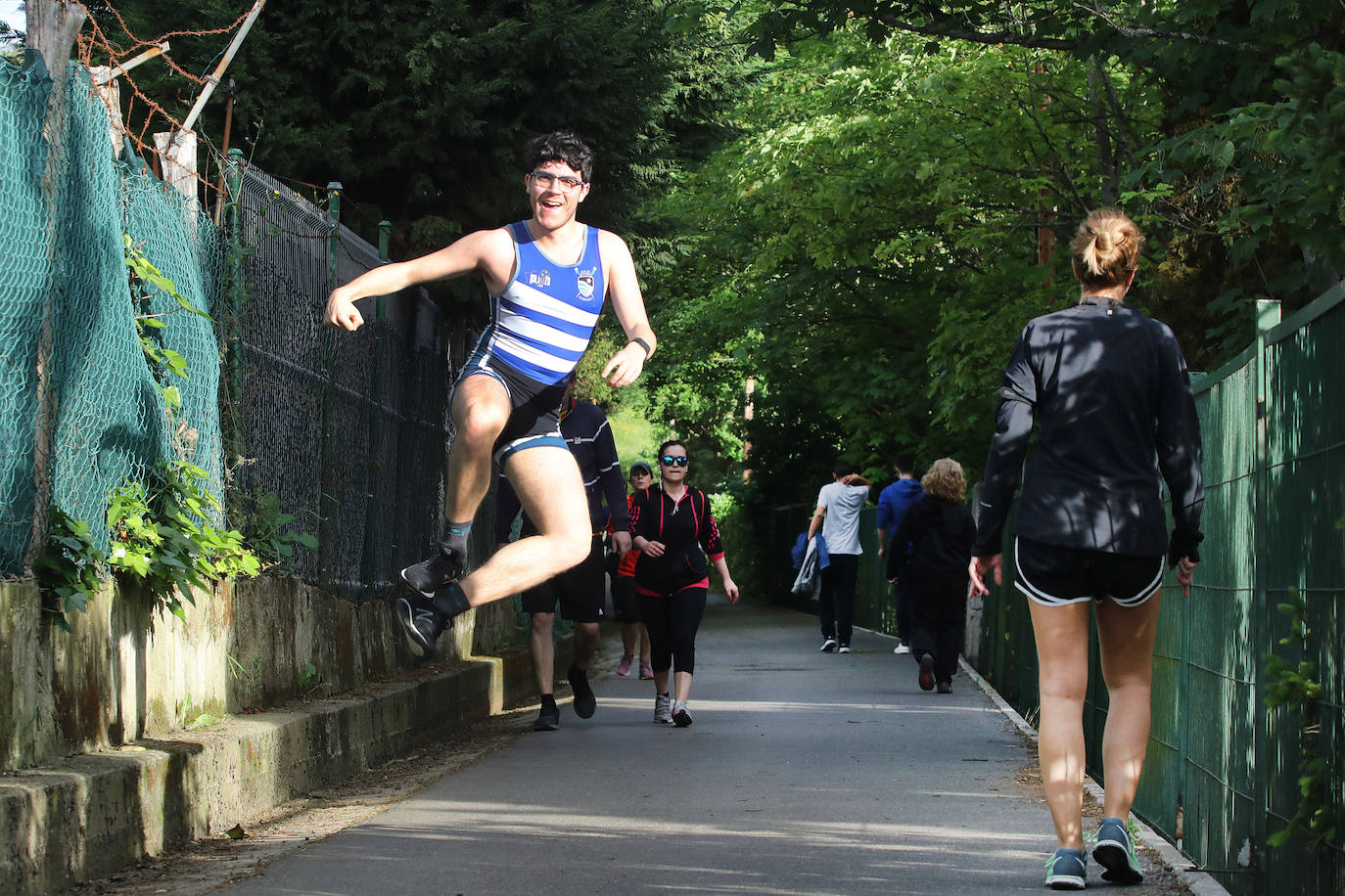 02 de mayo. Oviedo | Adultos practicando deporte y paseando por pista Finlandesa en la franja horaria estalecida para este segmento de la población durante la fase 0 de la desescalada del confinamiento por el coronavirus. 