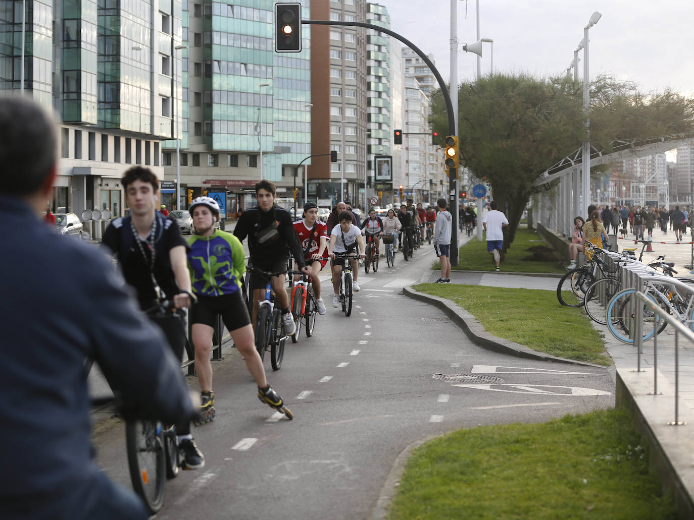 05 de mayo. Gijón | El carril bici de El Muro, saturado de deportistas en la franja horaria de las 20.00 h. 