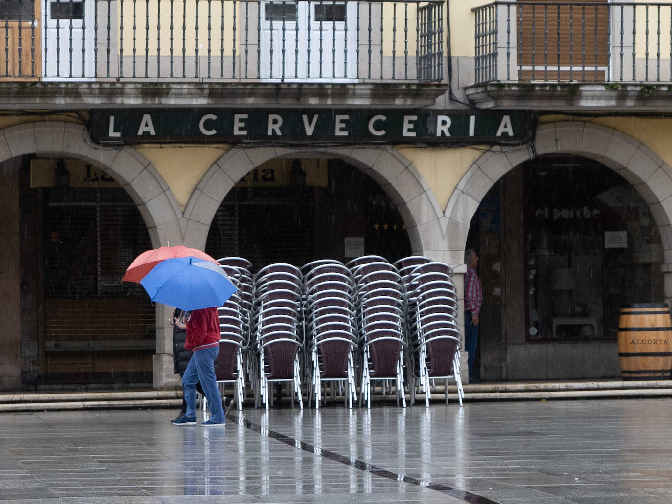 10 de mayo. Avilés | De paseo bajo a lluvia por las calles de Avilés. 