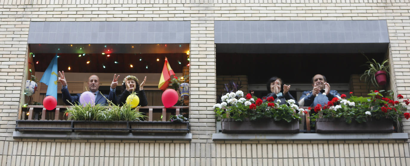 10 de mayo. Gijón | Vermú dominical en las ventanas y los balcones durante el confinamiento