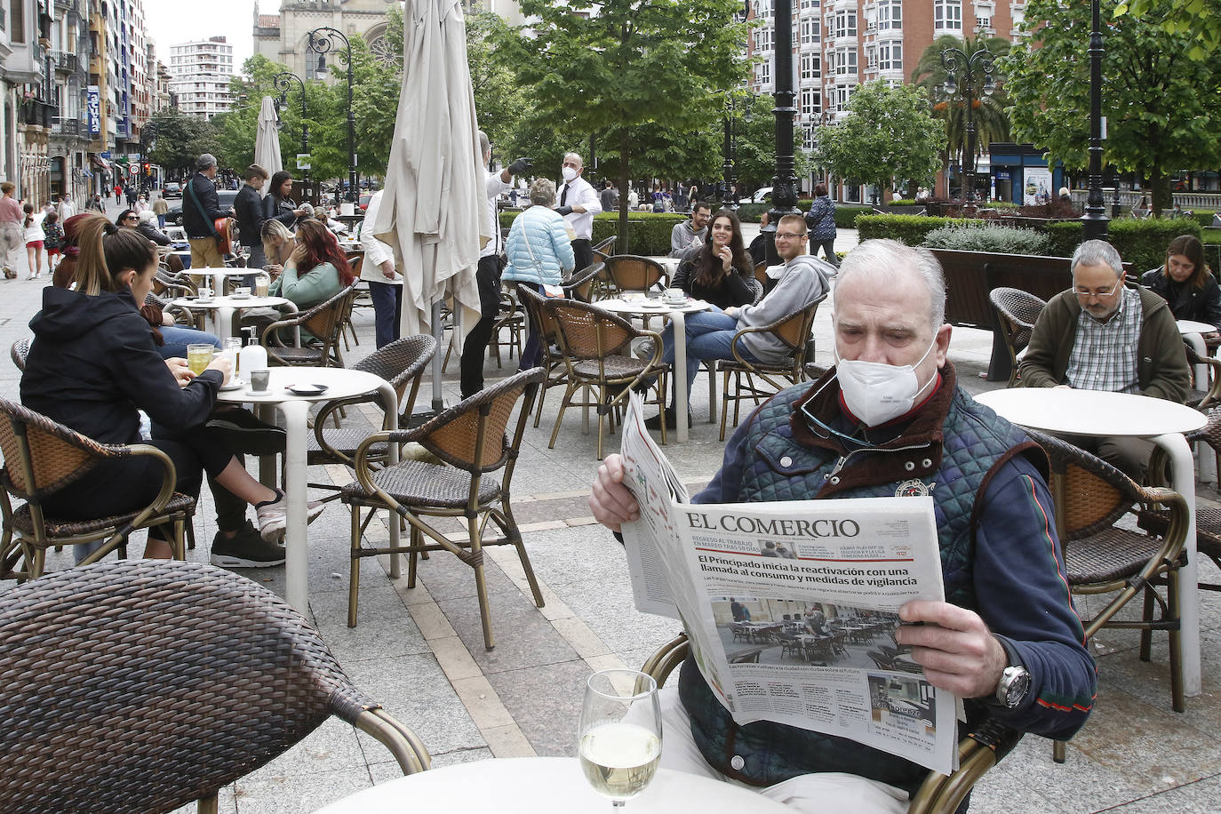 11 de mayo. Gijón | Luis Lueje Valdés lee EL COMERCIO en una de las terrazas durante el primer día de apertura desde que comenzó el confinamiento. 