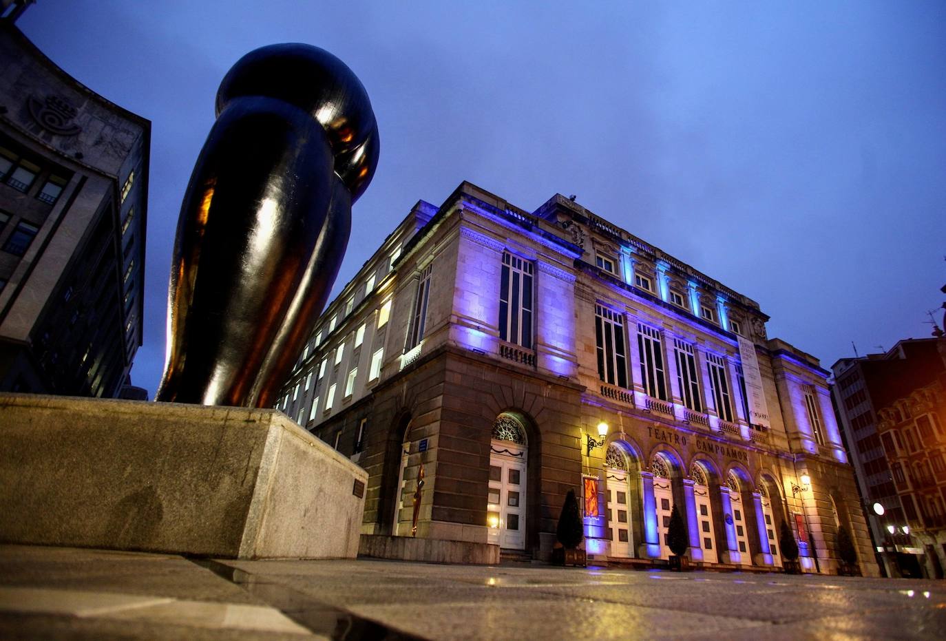 12 de mayo. Oviedo | El Teatro Campoamor, iluminado de azul con motivo del Día Mundial de la Enfermera. 