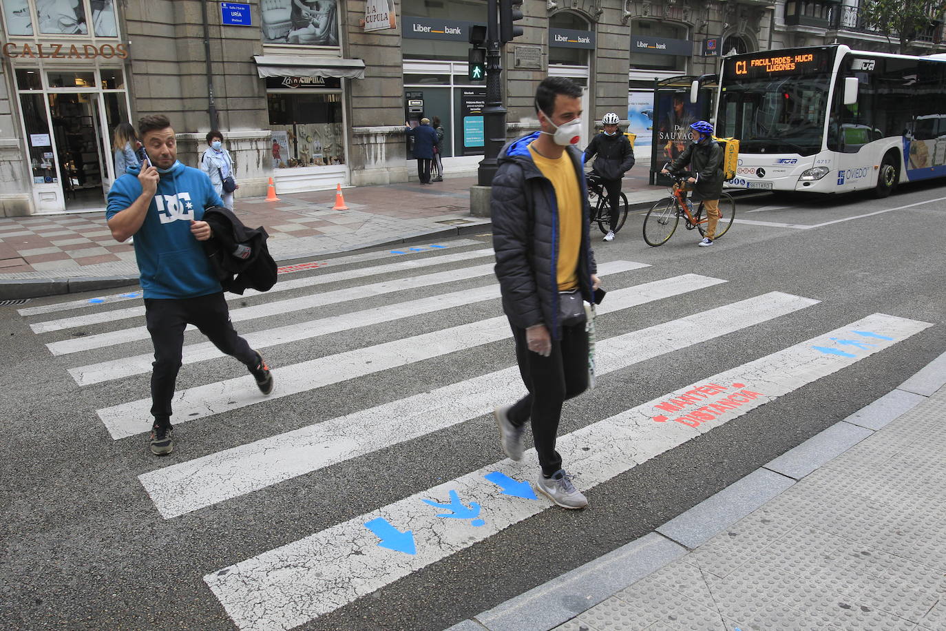 13 de mayo. Oviedo | Pasos de peatones con indicaciones pintadas en la calzada para mantener la distancia social de seguridad. 