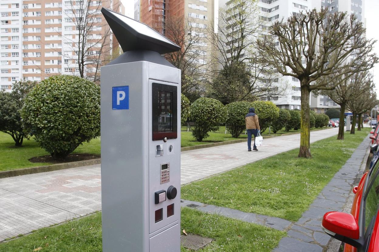 Parquímetro nuevo instalado en Carlos Marx. 