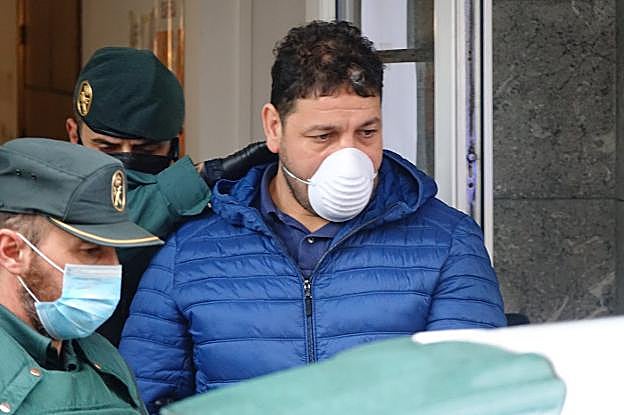 Maamar Kelii sale del Juzgado de Llanes tras declarar brevemente ante la jueza y con destino a la cárcel. 