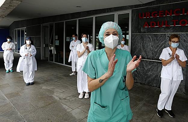 Los médicos exigen más medios en el homenaje a los sanitarios fallecidos