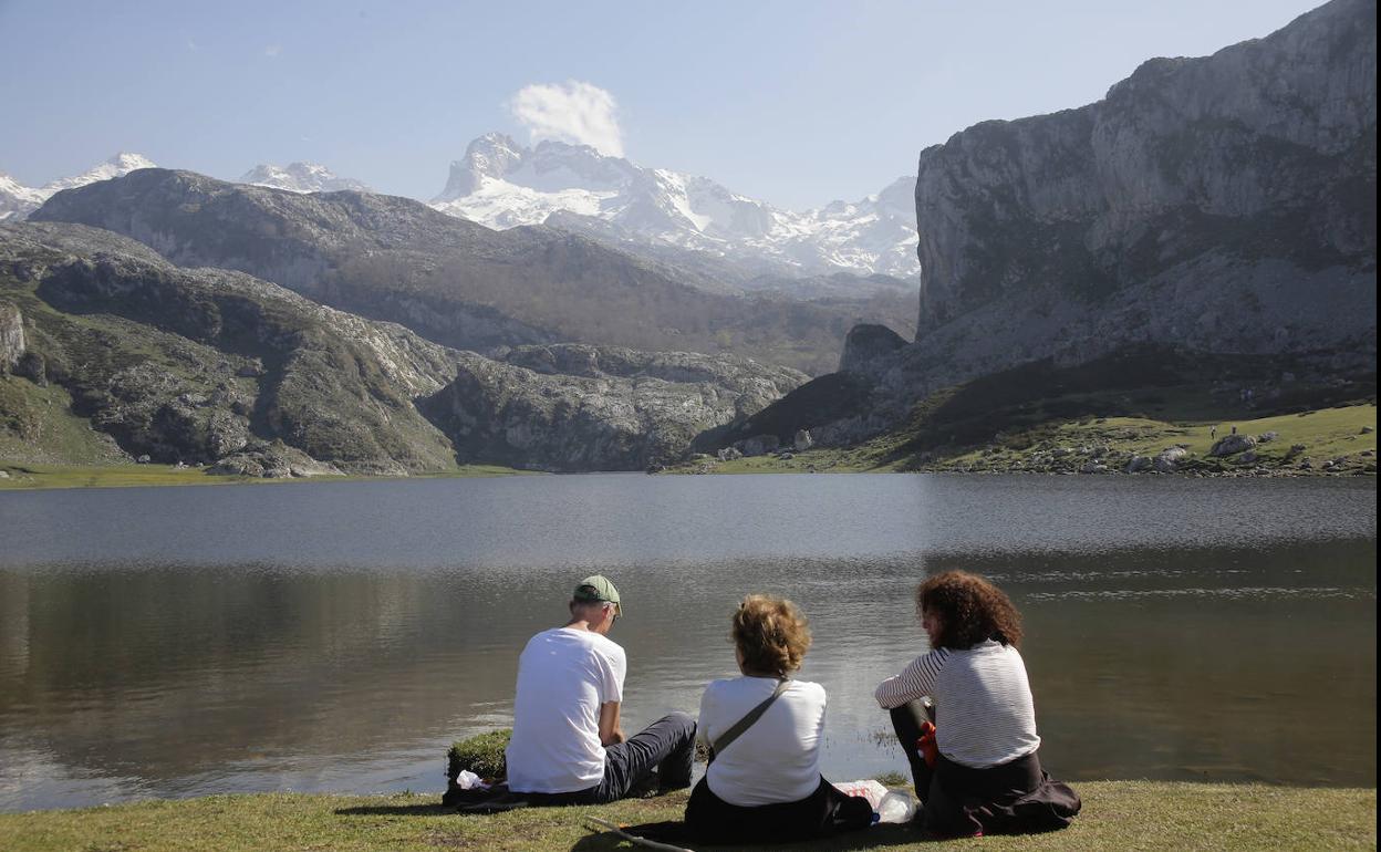 Turistas, en los Lagos de Covadonga. 