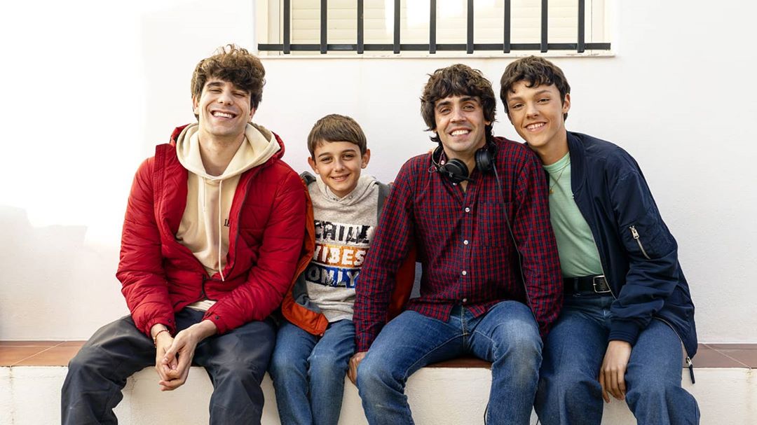 Los directores posan con dos de los actores. 