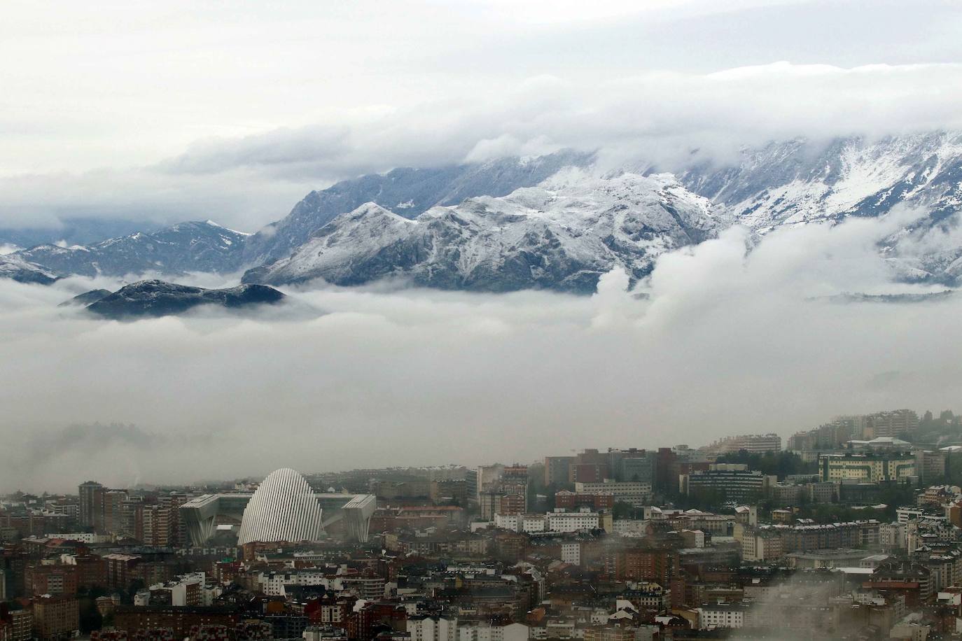 Oviedo y El Monsacro nevado desde el Naranco.