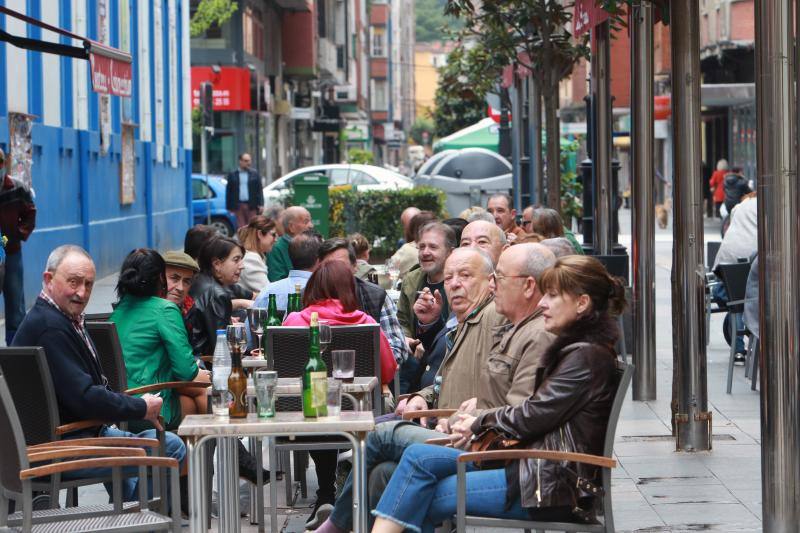 Desde el desayuno mañanero a la sidra del mediodía, los asturianos se animaron a disfrutar del sol en las terrazas que han abierto al 50 por ciento.