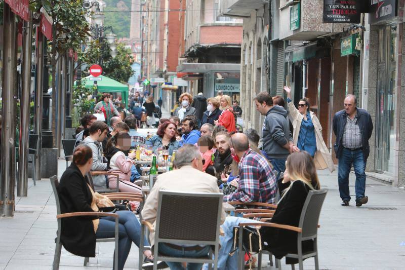 Desde el desayuno mañanero a la sidra del mediodía, los asturianos se animan a disfrutar del sol en las terrazas que han abierto al 50 por ciento.