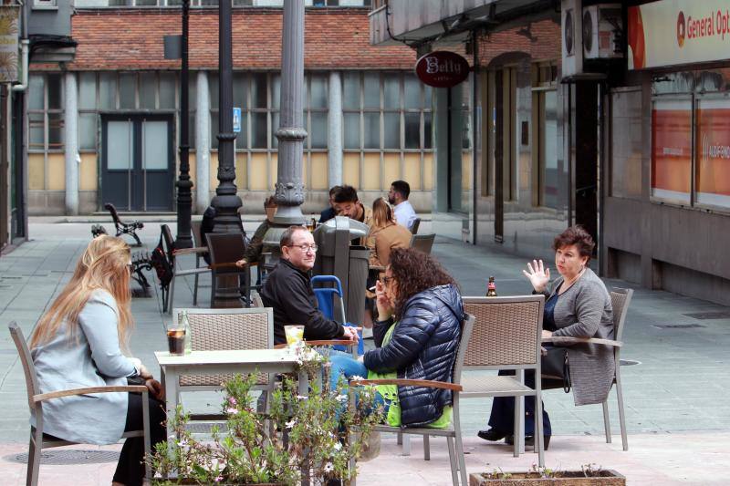 Desde el desayuno mañanero a la sidra del mediodía, los asturianos se animan a disfrutar del sol en las terrazas que han abierto al 50 por ciento.