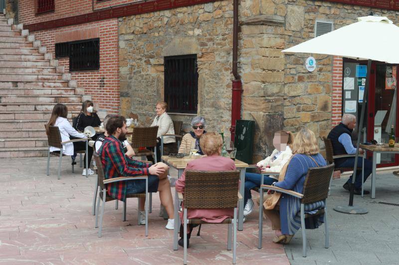 Desde el desayuno mañanero a la sidra del mediodía, los asturianos se animan a disfrutar del sol en las terrazas que han abierto al 50 por ciento.