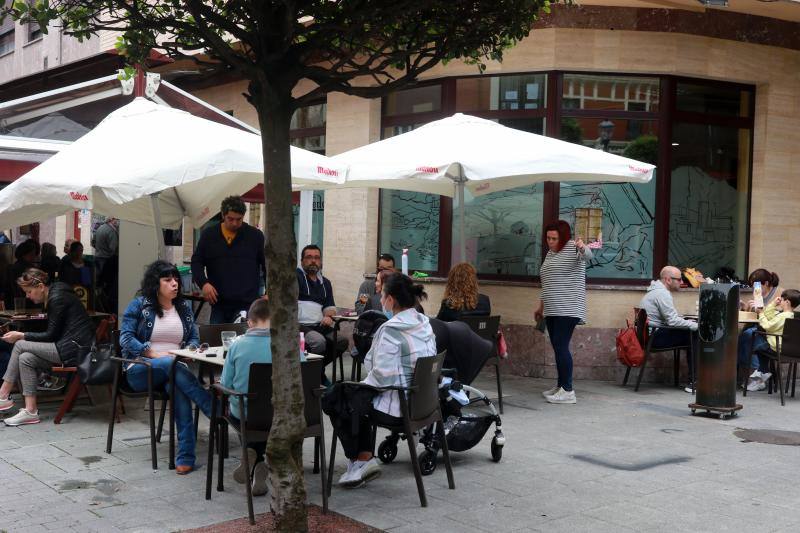 Desde el desayuno mañanero a la sidra del mediodía, los asturianos se animan a disfrutar del sol en las terrazas que han abierto al 50 por ciento.