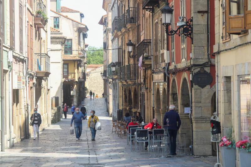 Desde el desayuno mañanero a la sidra del mediodía, los asturianos se animan a disfrutar del sol en las terrazas que han abierto al 50 por ciento.