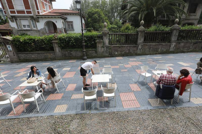 Desde el desayuno mañanero a la sidra del mediodía, los asturianos se animan a disfrutar del sol en las terrazas que han abierto al 50 por ciento.