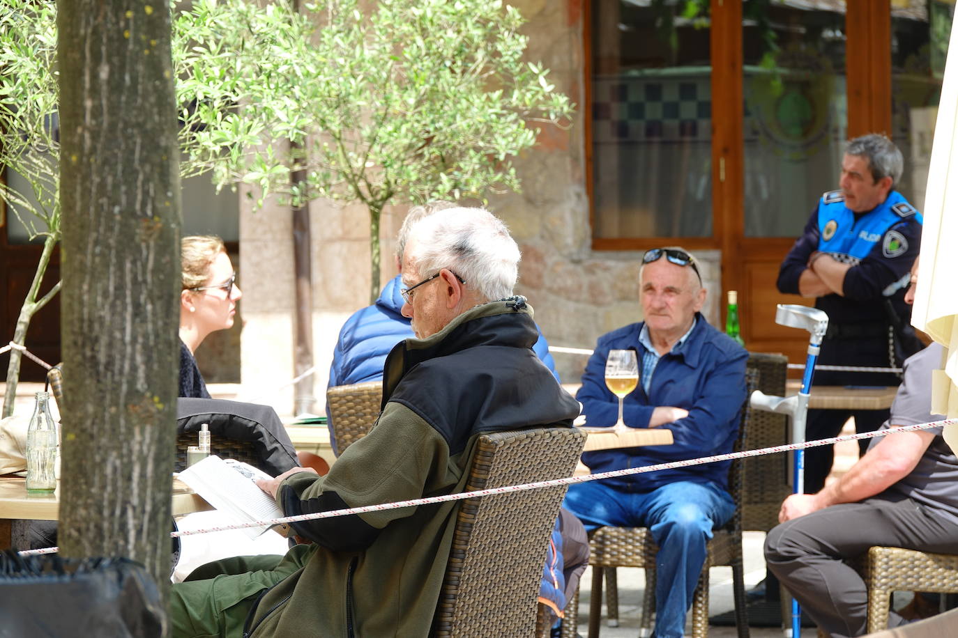 Desde el desayuno mañanero a la sidra del mediodía, los asturianos se animaron a disfrutar del sol en las terrazas que han abierto al 50 por ciento.