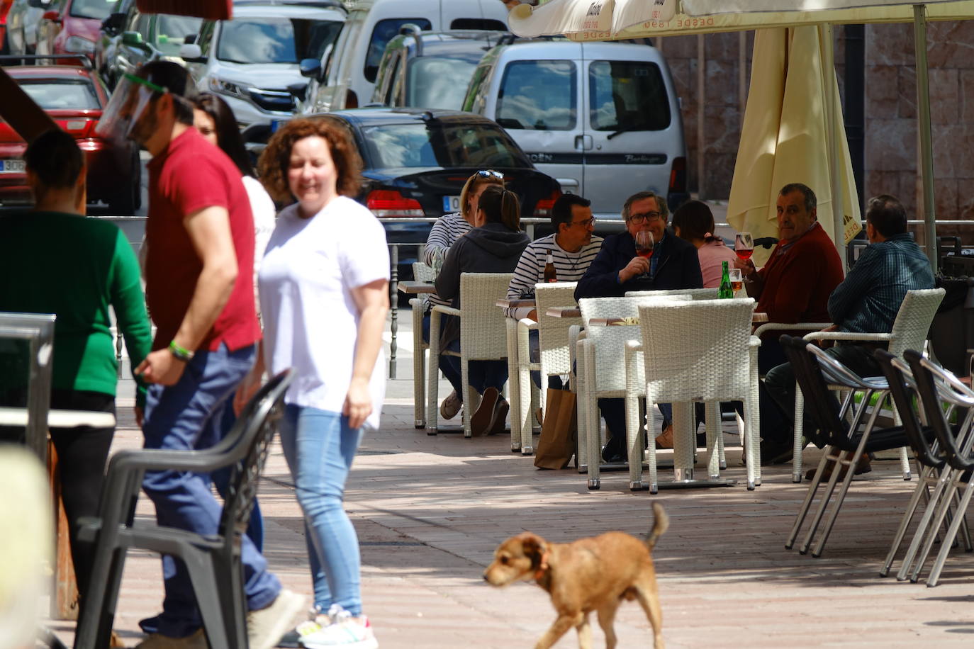 Desde el desayuno mañanero a la sidra del mediodía, los asturianos se animan a disfrutar del sol en las terrazas que han abierto al 50 por ciento.