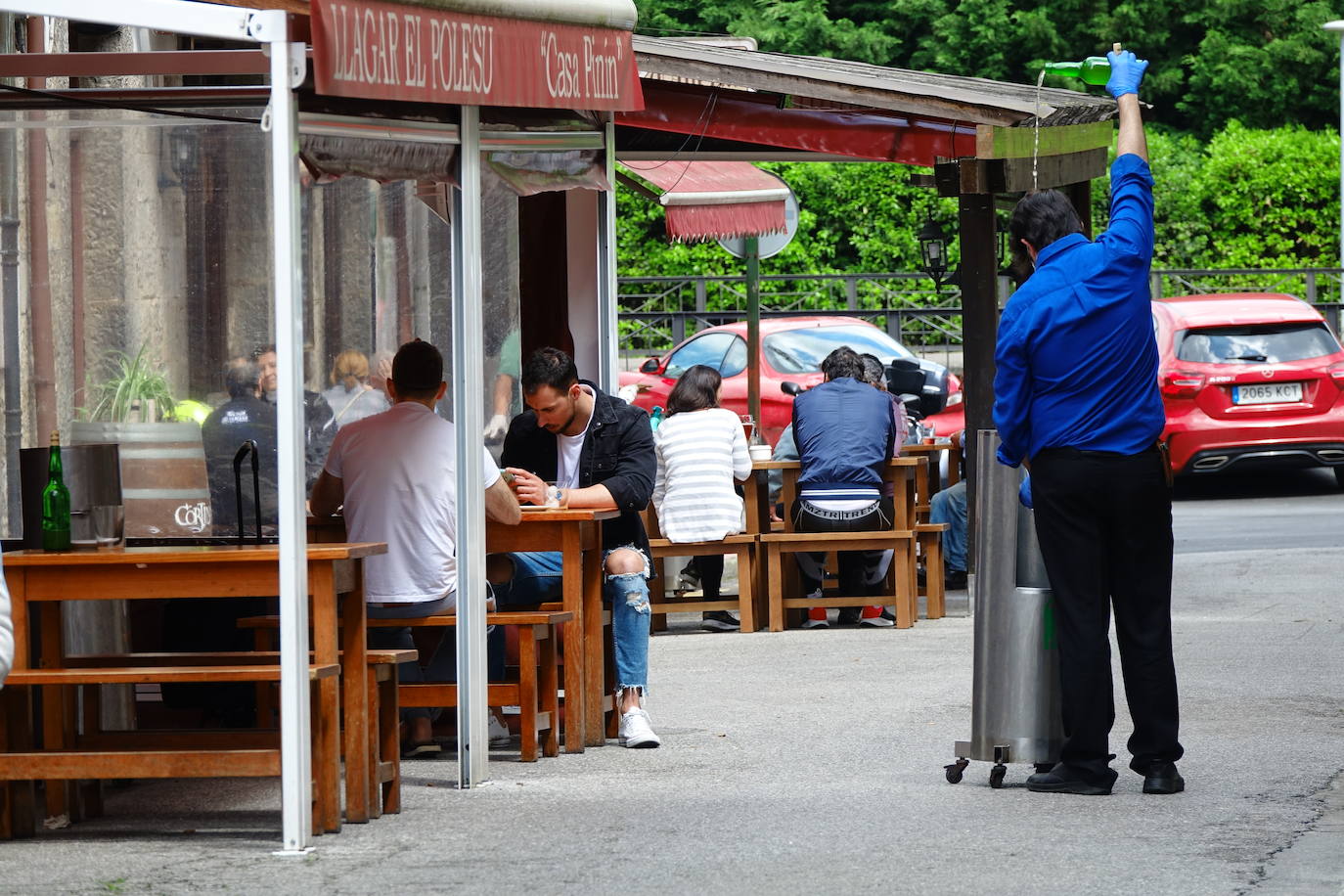 Desde el desayuno mañanero a la sidra del mediodía, los asturianos se animaron a disfrutar del sol en las terrazas que han abierto al 50 por ciento.