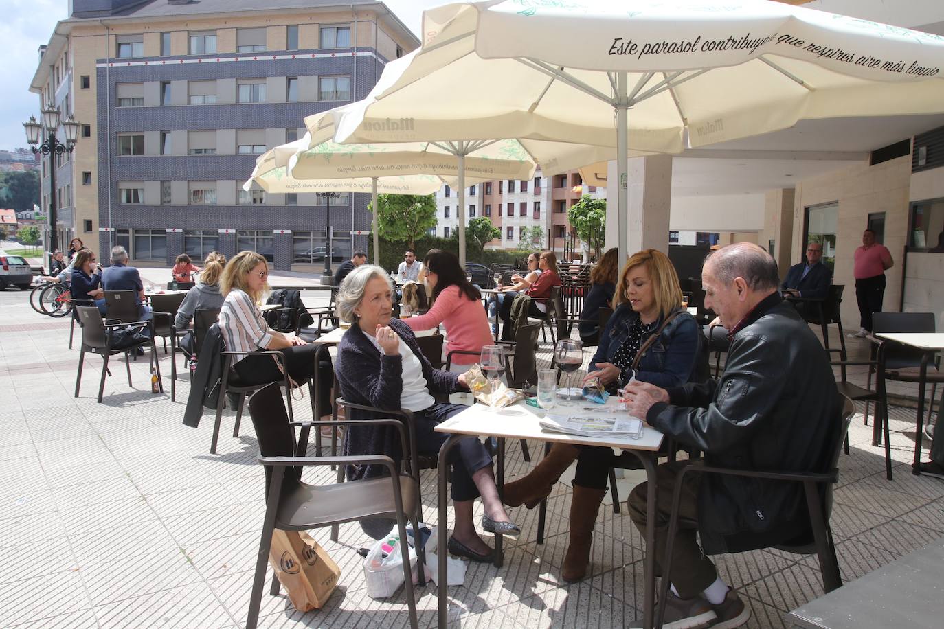 Los ovetenses disfrutaron tanto del café como del vermut al aire libre.