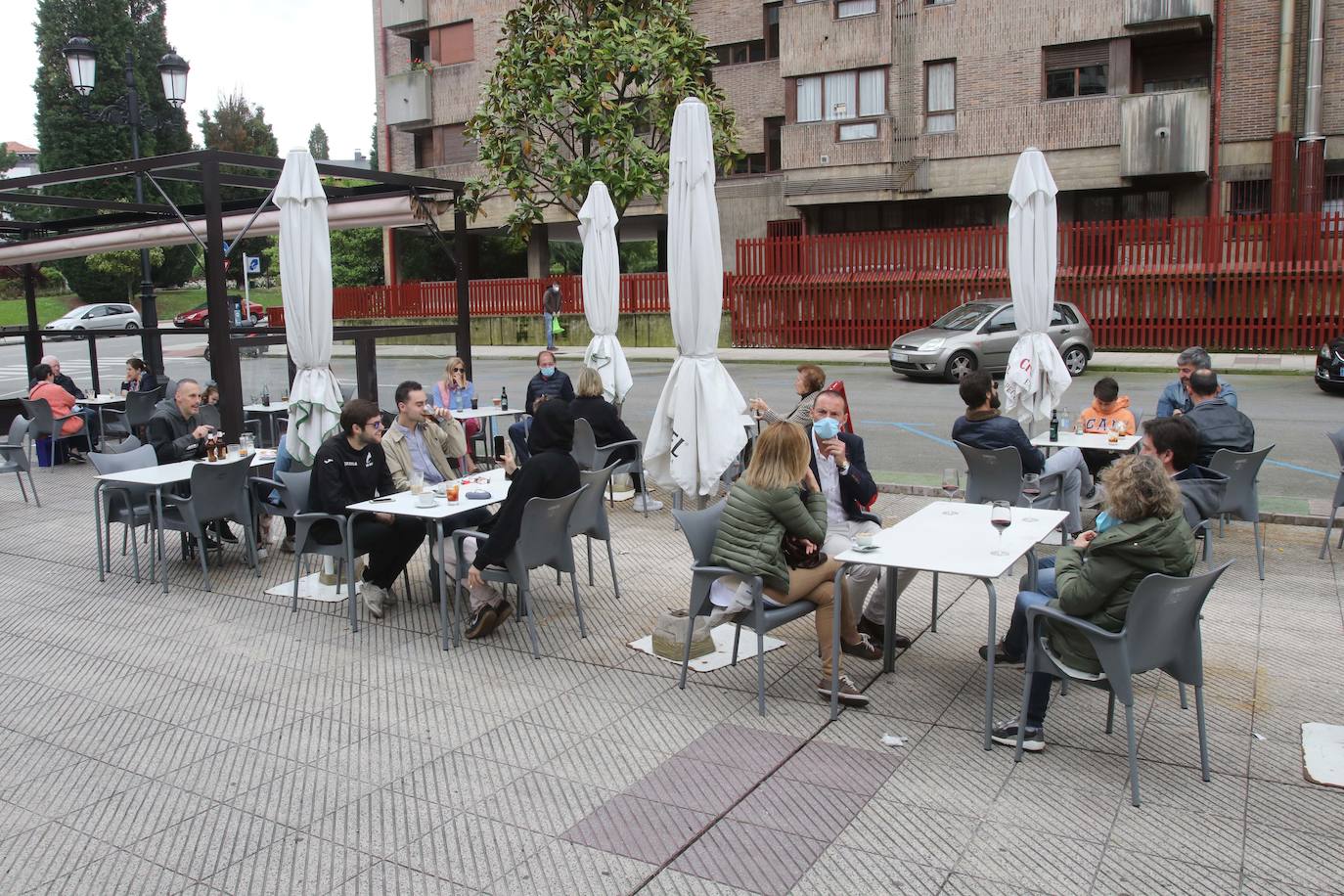 Los ovetenses disfrutaron tanto del café como del vermut al aire libre.