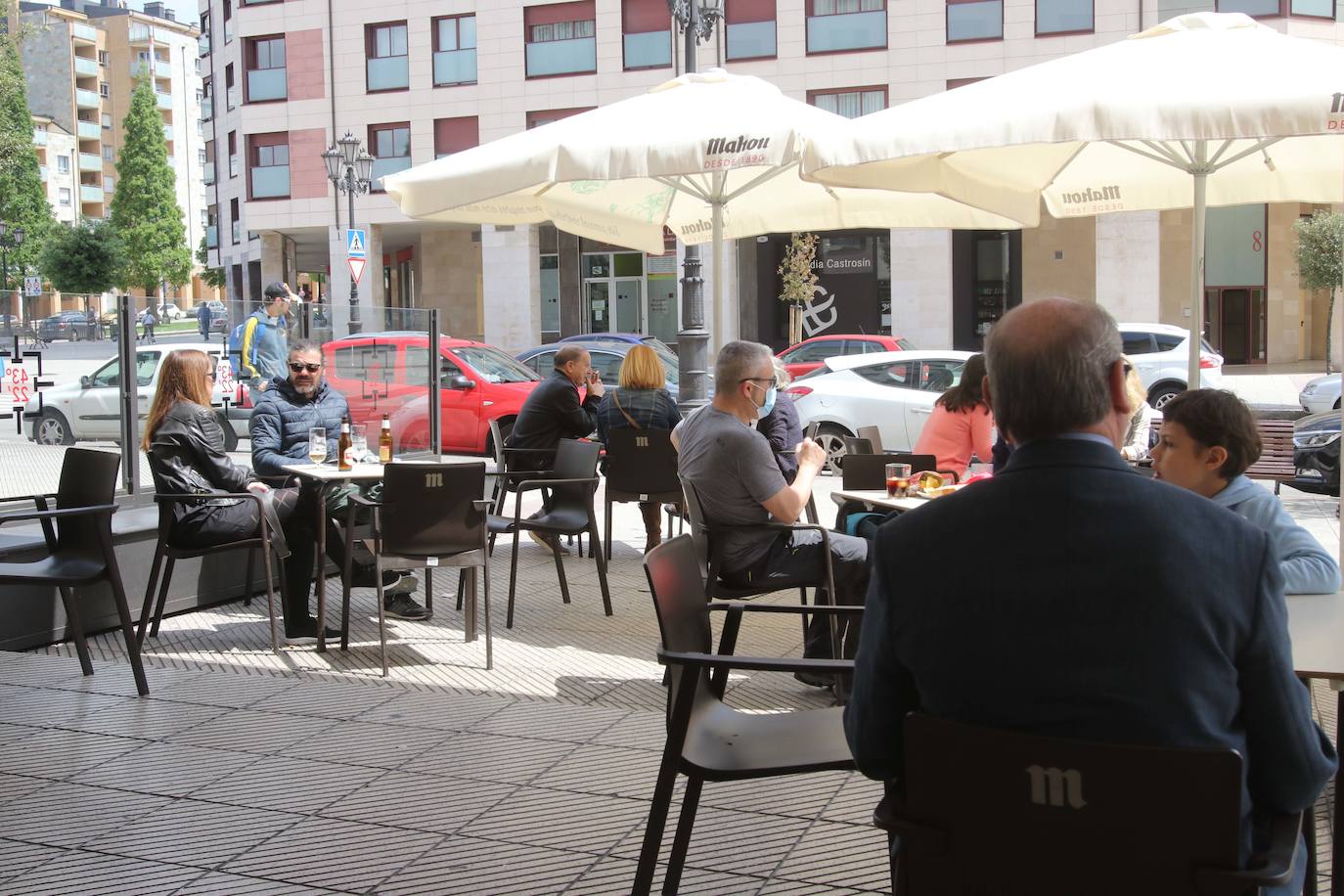 Los ovetenses disfrutaron tanto del café como del vermut al aire libre.