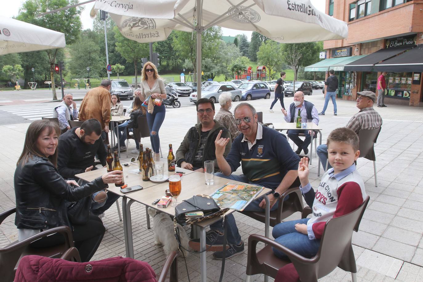 Los ovetenses disfrutaron tanto del café como del vermut al aire libre.