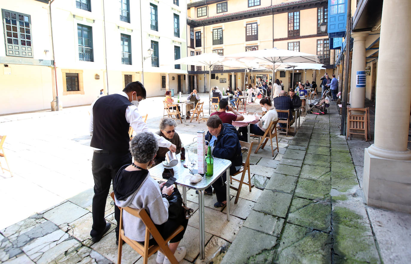 Los ovetenses disfrutaron tanto del café como del vermut al aire libre.