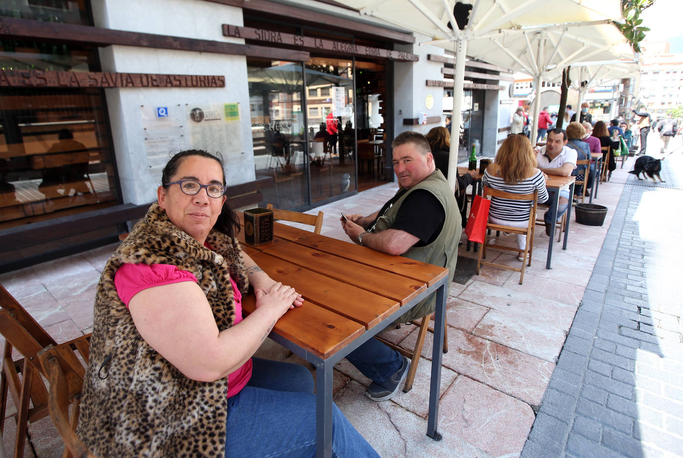 Los ovetenses disfrutaron tanto del café como del vermut al aire libre.