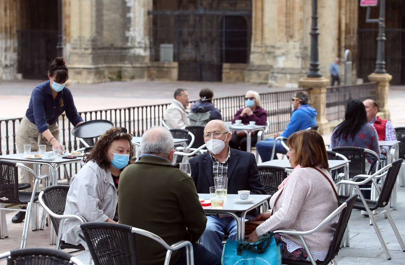 Los ovetenses disfrutaron tanto del café como del vermut al aire libre.