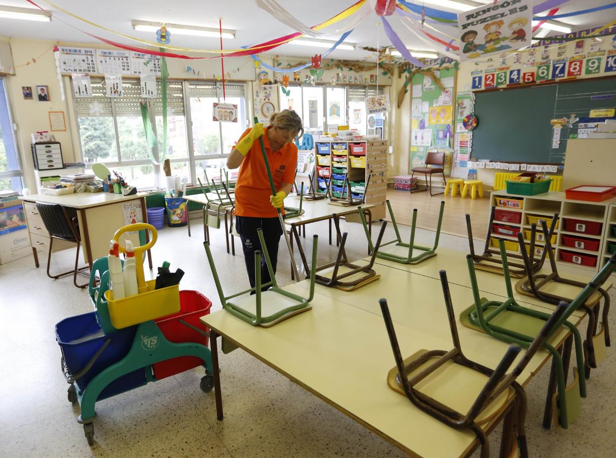 El colegio público Asturias se prepara con una limpieza en profundidad para la apertura de las aulas. 