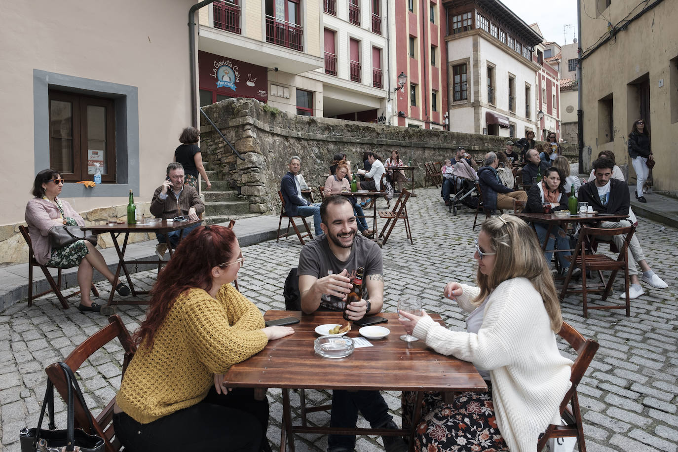 El sol presente en la ciudad animó a los gijoneses al terraceo.