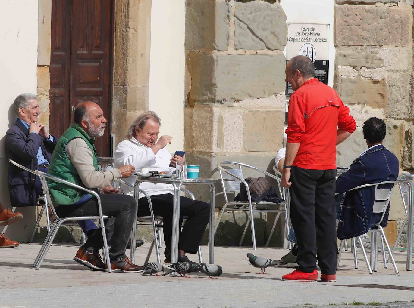 El sol presente en la ciudad animó a los gijoneses al terraceo.