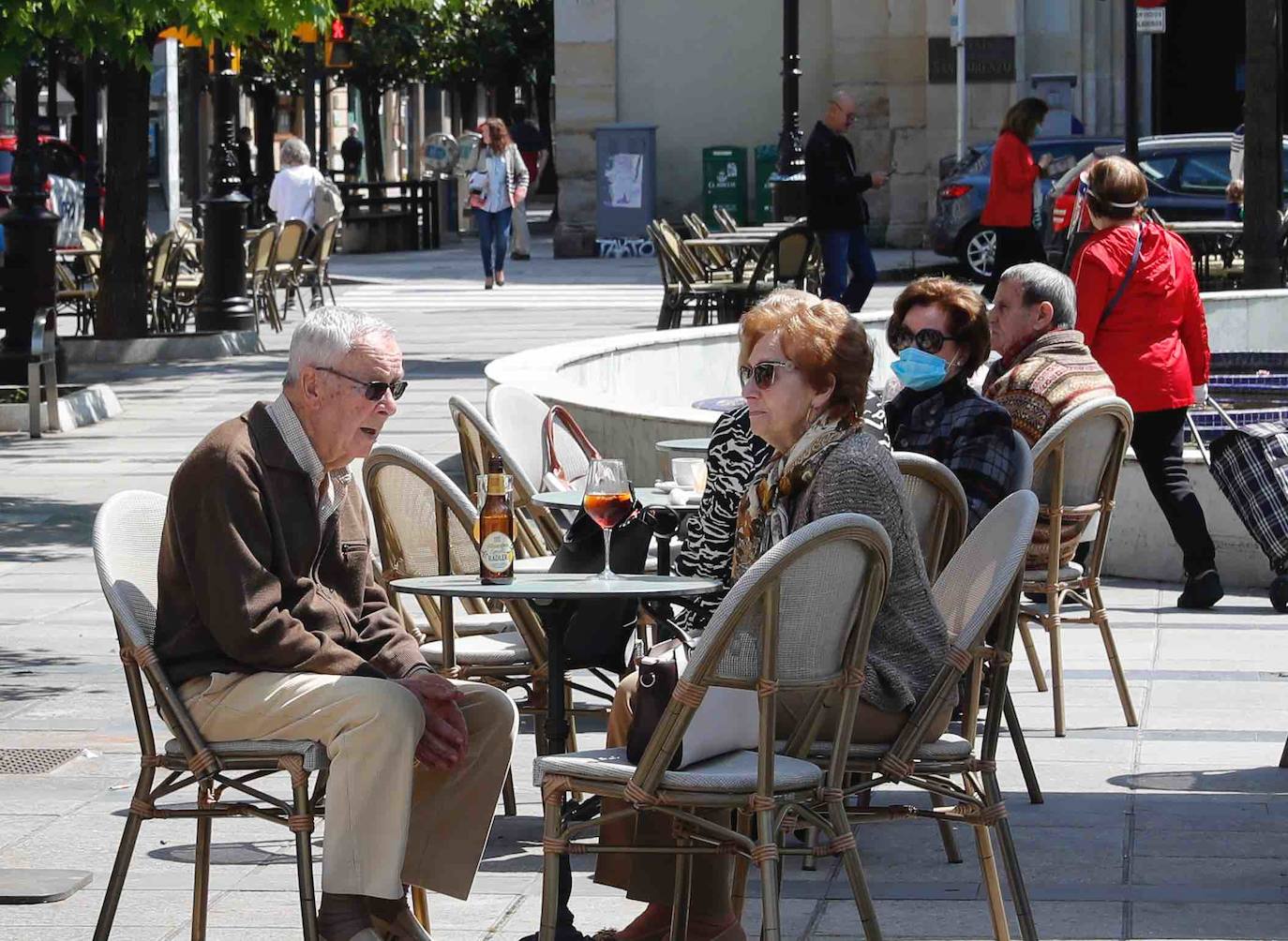 Desde el desayuno mañanero a la sidra del mediodía, los asturianos se animan a disfrutar del sol en las terrazas que han abierto al 50 por ciento.