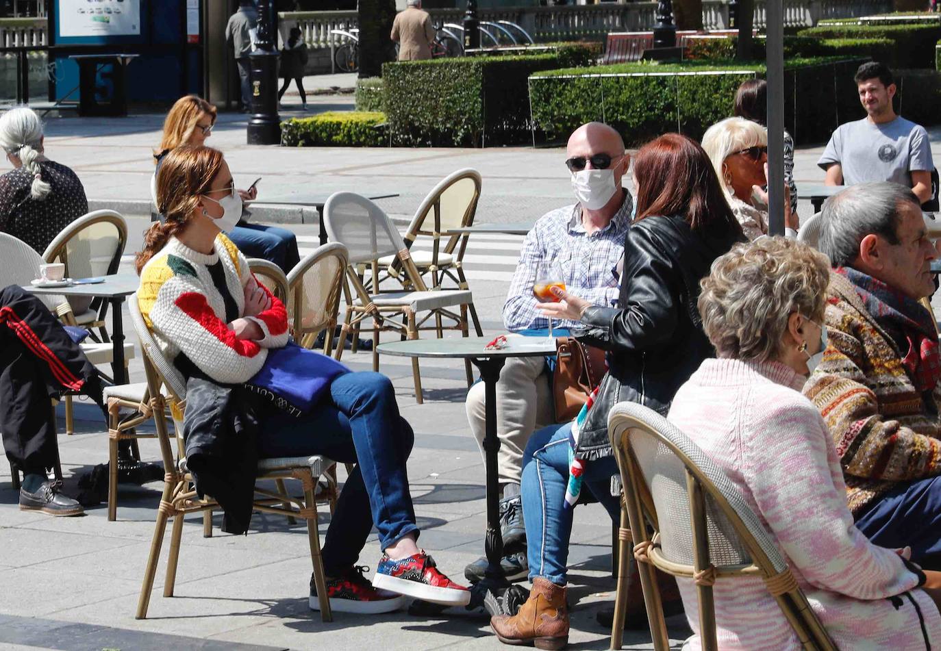 El sol presente en la ciudad animó a los gijoneses al terraceo.