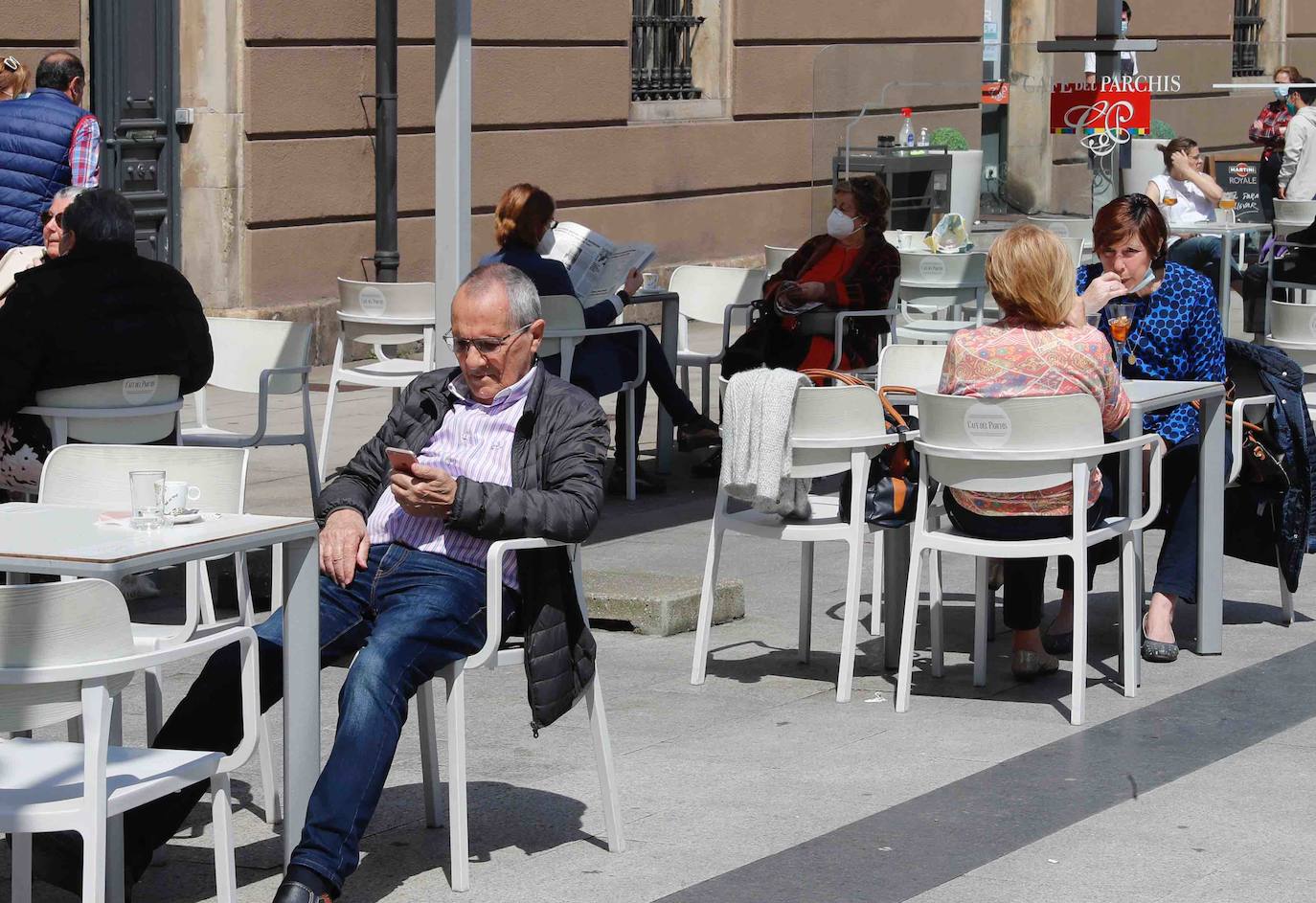 El sol presente en la ciudad animó a los gijoneses al terraceo.