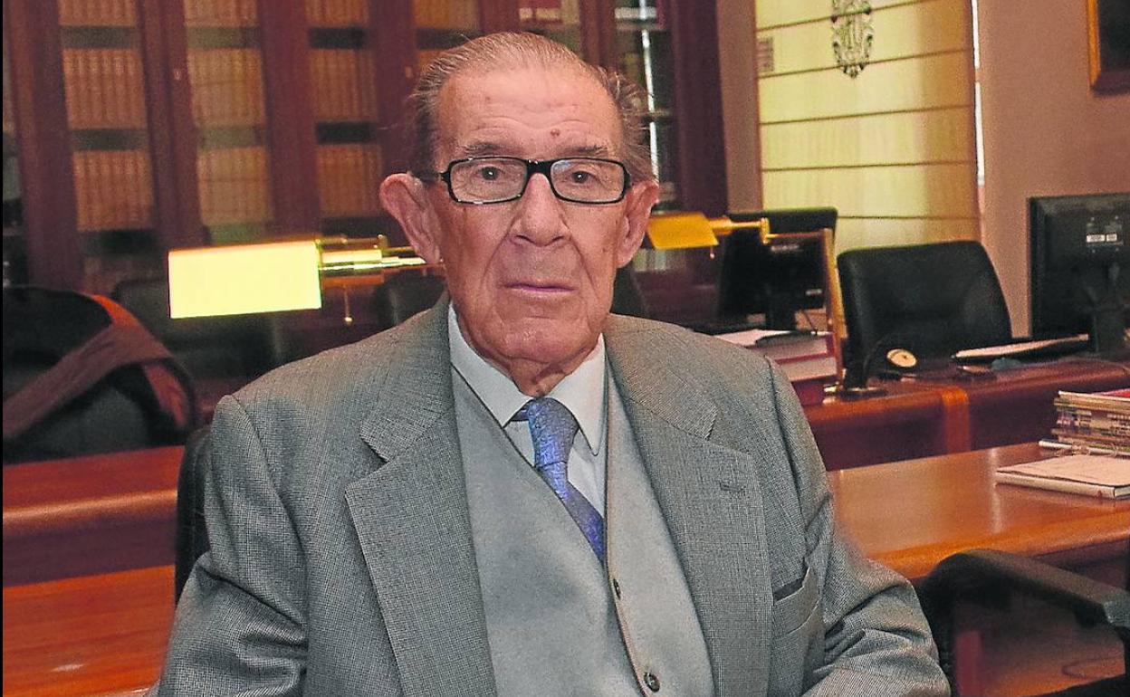 Juan Velarde: «No se está adoptando ninguna medida de verdad para frenar la crisis»