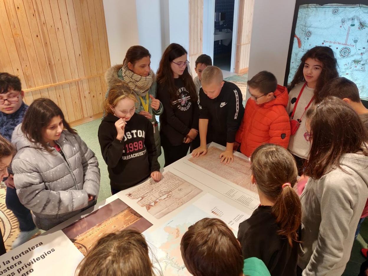 Uno de los colegios, en el centro de interpretación. 