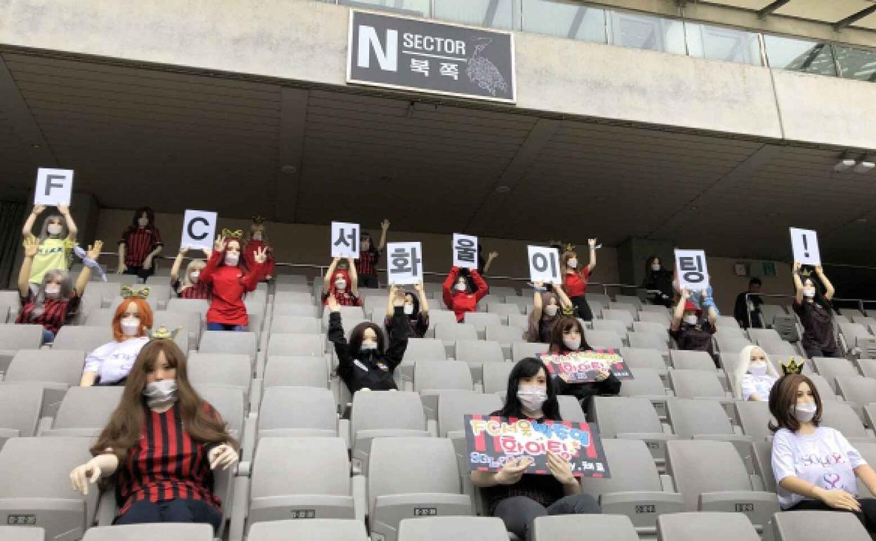 Muñecas hinchables en las gradas del FC Seúl. 