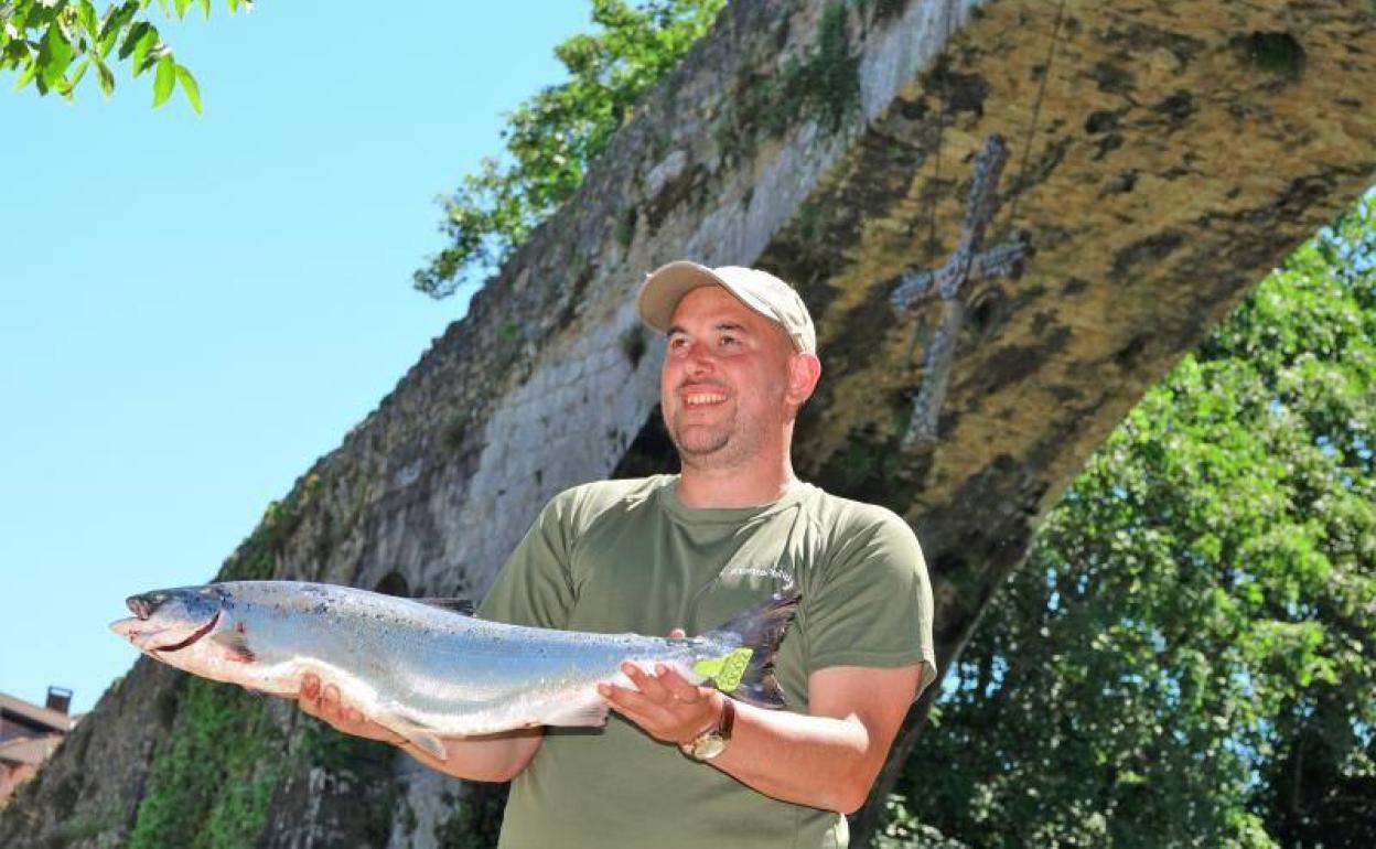 El jomenaje al pescador del Campanu del Sella, al pie del Puente Romano. 